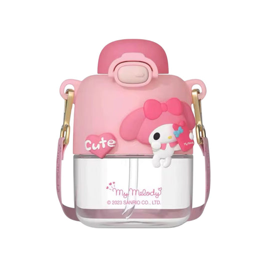 BOTELLA PLÁSTICA DE LA COLECCIÓN DE SANRIO CON CORREA DE 14 CM APROX - 1 UNIDAD
