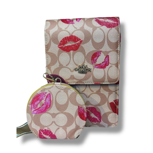MANOS LIBRES ESTILO COACH - DISEÑO DE BESOS - CAFÉ